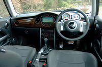 インテリアパネルは「アルミニウム・パティナ」が標準。テスト車はウッドで、ギラつきを抑えた仕様だ。