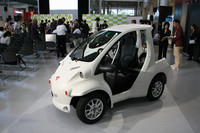 ビジネスユース向けモデルの標準塗装色は「塗装レス 材料色（白）」というネーミングで、見た目もマットでカッコいい。