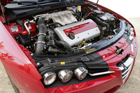 対照的に3.2V6は89×85.6mmとオーバースクエアのボア・ストロークを採用しているが、なぜかレッドゾーンが7000rpm以下から始まるなどアルファらしくない。