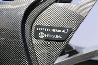 カーボンのストラクチャーには、韓国の大手重化学コングロマリット「ヒョースン」と、「ロッテ・ケミカル」の文字が。