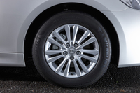 装着されるタイヤのサイズは前後共に215/60R16。