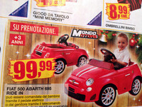 スーパーのチラシに掲載されていた「アバルト695」の電動乗用玩具。99.99ユーロ（約1万1000円）という戦略的（?）プライスタグが。