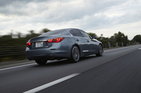 「350GT ハイブリッド」のパワートレインには、「フーガ」ゆずりの1モーター2クラッチ方式のハイブリッドシステムを採用。高いエネルギー密度と素早い充放電能力が特徴の、リチウムイオンバッテリーを搭載する。
    