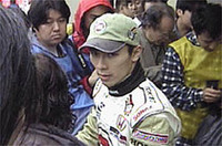 佐藤のまわりには、あっという間に人だかりができる。24歳とは思えない落ち着いた態度に、「近い将来何かやってくれる」という期待を抱かずにはいられない。