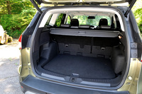 ラゲッジルームの容量は406リッター。後席を畳めば1603リッターまで拡大できる。「タイタニアム」には「ハンズフリー・パワーリフトゲート」（リアバンパー下に足をかざすとリフトゲートが自動開閉する）が標準装備となる。