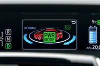 メーター内、左側の液晶ディスプレイには、走行モードやエネルギーフロー、空調、運転支援システムの作動状況など、さまざまな車両情報が表示される。（写真をクリックすると表示バリエーションが見られます）