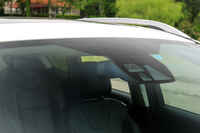 フロントウィンドウに備えられた運転支援システムのセンサーユニット。自動緊急ブレーキ機能の「アクティブ・シティ・ストップ」は、上級グレードの「タイタニアム」だけに装備される。