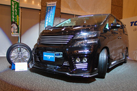 「トーヨー・トランパスLuII」と、その展示用装着車。