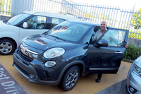 車高を4cm高くして、オフロードカー風に仕立てた「500Lトレッキング」。セールスのアンドレア（写真）によれば、顧客は40歳代以下が中心という。