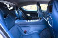 後席を横から見たところ。左右の居住空間は、ご覧のように仕切られる。前席の背面には、リアエンターテインメントシステムの液晶画面も。