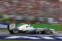 ルイス・ハミルトンにとっては最悪な週末。予選ではマシンのフロアを壊したことも影響し、2010年マレーシアGP以来となるQ3進出ならずの12番グリッド。レースではスローパンクチャー、無線トラブルに襲われ、それでも猛烈な追い上げで何とか9位入賞を果たした。ポイントリーダー、ベッテルとの差は81点。タイトル獲得には非常に厳しい状況となった。（Photo=Mercedes）