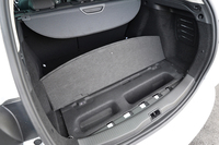 荷室。フロア下にも、予備の収納スペースが確保される。