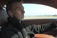 
	【ミハエル・クルム、ヴェイロン16.4にはしゃぐ】
	同乗体験のドライバーは、GT選手権などで活躍するミハエル・クルム。「今日は朝からこのクルマに乗っているけど、何度運転してもエキサイティングだよ！」と興奮気味だった。
	走行中の車内からの景色をご覧下さい。
	
	
	
	（撮影＝ウインズモーメント／編集＝webCG関）
	 