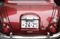 独立型のトランクルームは、ベースモデル「日産マーチ」との最大の相違点。後席を倒すことで、長尺物の積載にも対応できる。（写真をクリックするとシートの倒れるさまが見られます）