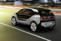 2013年の発売が予定される「i3コンセプト」。全長×全幅×全高＝3845×2011×1537mm　ホイールベース2570mm　車重1250kg　最高出力170ps　最大トルク25.5kgm　EV航続距離130〜160km　バッテリー充電時間6時間　