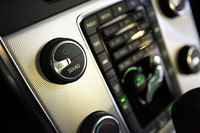 専用アルミパネルのセンタースタック。波紋状のサークルパターンは、オーディオのメインスイッチから広がる。