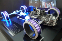 会場に展示されていた新型「NSX」のパワーユニットとパワートレインの模型。モーターは、フロントに左前輪用と右前輪用の2基、リアにはトランスミッションに内蔵される形で1基、搭載されている。EVモードはフロントモーターのみでの前輪駆動となる。
    