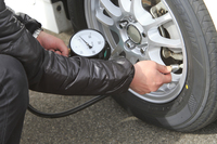 空気圧が適正か否かで転がり抵抗にどれくらい差が出るか。「GR-XI」を装着した「プリウス」で比較テストが実施された。写真は空気を抜いているところ。
    