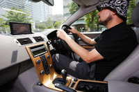 C30のインテリアのハイライト、フローティングセンタースタックはウッドのほかにアルミニウム、アルミニウム地に波の模様を描いたサーフパターンの3種類から選ぶことができる。