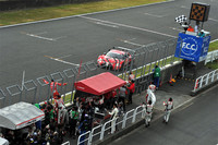 12番手スタートのNo.23 MOTUL AUTECH GT-R、トップでゴールの瞬間。