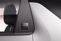 サイドウィンドウには、専用のバッジが装着される。