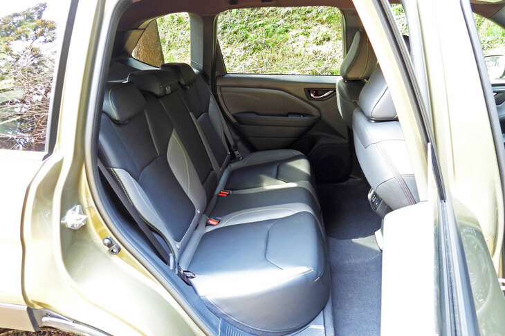 スバル・フォレスターX-BREAK S：HEV EX（リアシート）