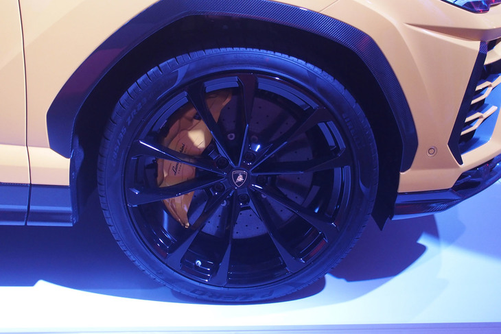 展示車両の「ウルス」に装着されていた23インチサイズの「Taigete」とネーミングされたホイール。「シャイニーブラック」（写真）のほか「ダイヤモンドフィニッシュ」も選択できるオプションアイテム。