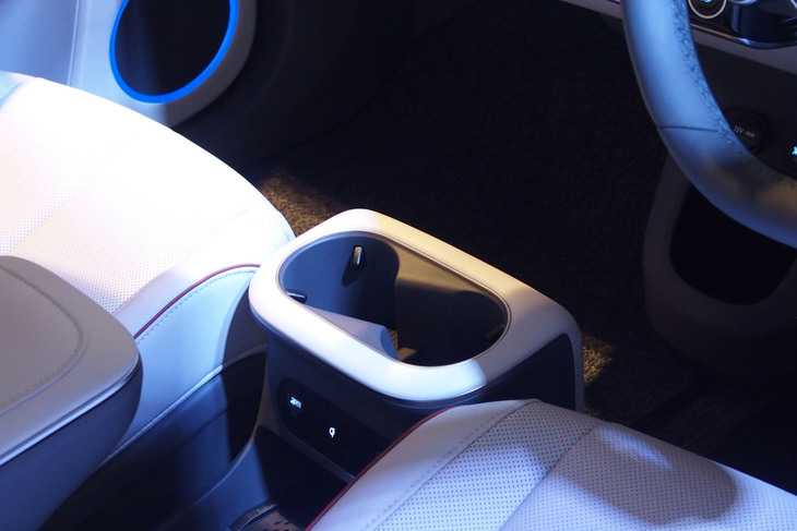 ヒョンデ・アイオニック5ラウンジAWDリミテッドエディション（ドリンクホルダー）