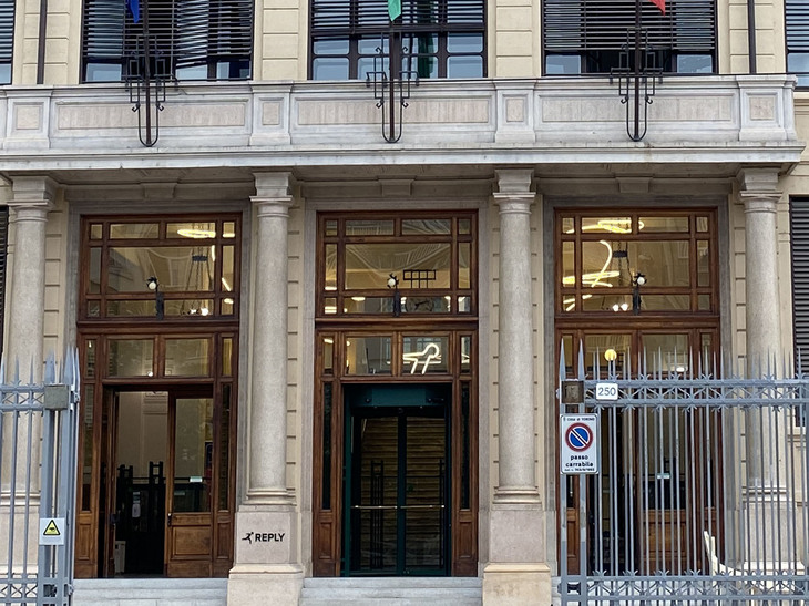 フィアット時代の荘重な玄関はそのままだが、柱には「REPLY」のロゴが付加されている。