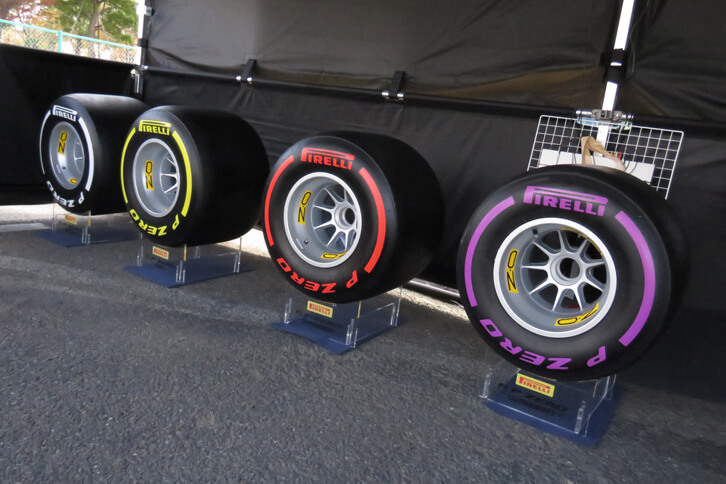 こちらはピレリのブースの様子。テントの中にはF1のものとおぼしきレース用のタイヤが展示されていた。