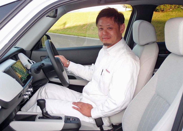 「雰囲気も含めたインテリアの質感のよさは、軽乗用車では実現できない『フィット』ならではの長所」と語る、小野さん。写真の白内装は「ホーム」グレードのもの。