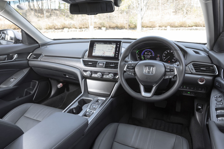 インストゥルメントパネルのデザインは水平基調に一新された。センターに備わるタッチ式の8インチモニターで、標準装備の「ホンダ・インターナビ」やApple CarPlay、Android Autoなどが操作できる。