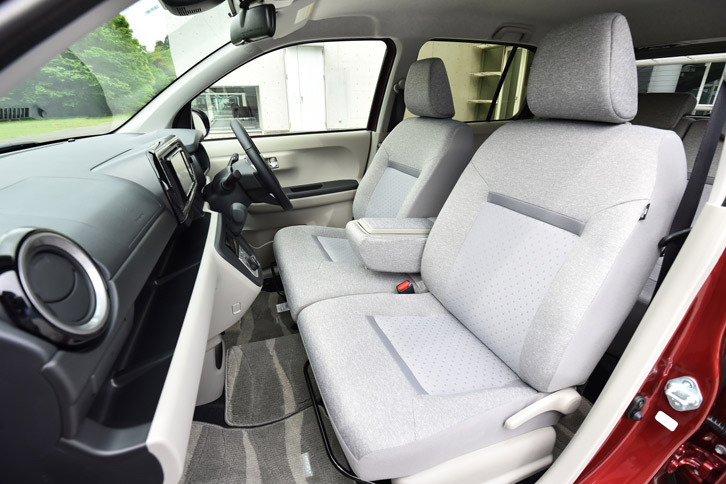 フロントシートは全車ベンチ式で、収納ボックス付きのセンターアームレストが備わる。