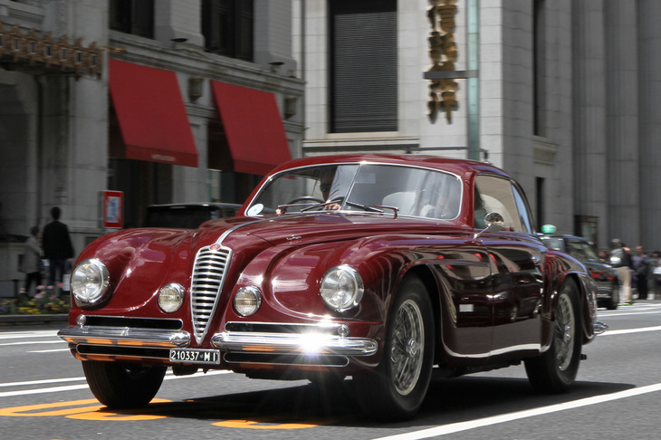 中央通りを行く1951年「アルファ・ロメオ6C 2500 SS ヴィラ デステ」。走っている姿は初めて見た。