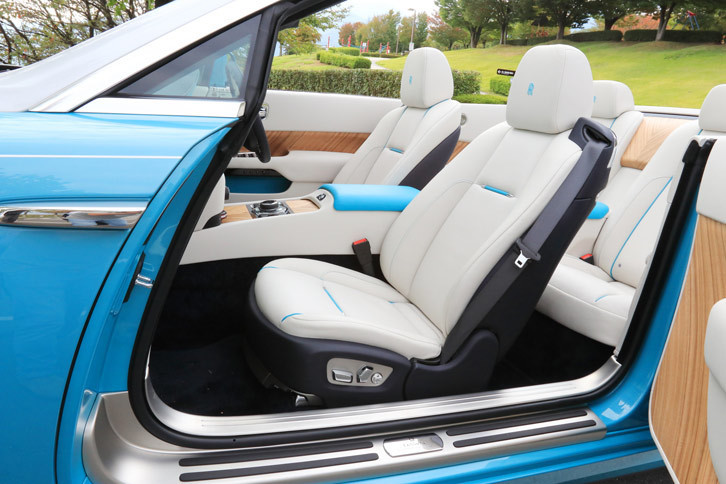 ドアには他のロールス・ロイスと同じく、前が開く“コーチドア”を採用。前席ではバックレスト上部にシートベルト収納機構が装備されており、後席へのアクセス性はもちろん、煩雑な見た目を廃することでデザイン性にも寄与している。