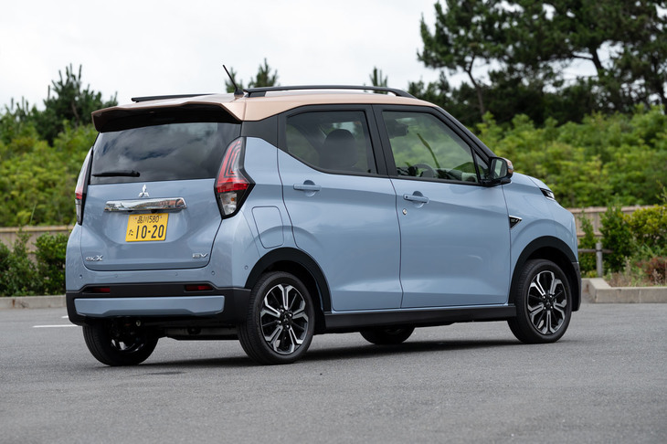 軽ハイトワゴン「eKクロス」をベースに開発された「eKクロスEV」。ベース車と同じく、三菱と日産が共同開発した、EVの軽乗用車だ。