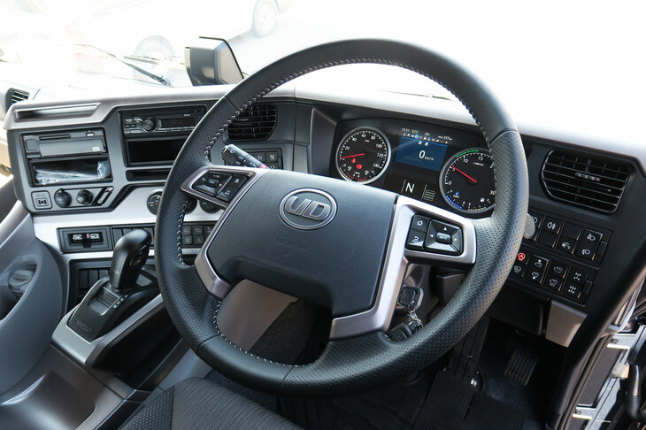 全車に装備される「UDアクティブステアリング」は、電動アクチュエーターで操舵を支援するもの。車速に応じてアシスト量が変化するほか、緻密な制御で路面状況や横風にも負けない走行安定性を実現している。