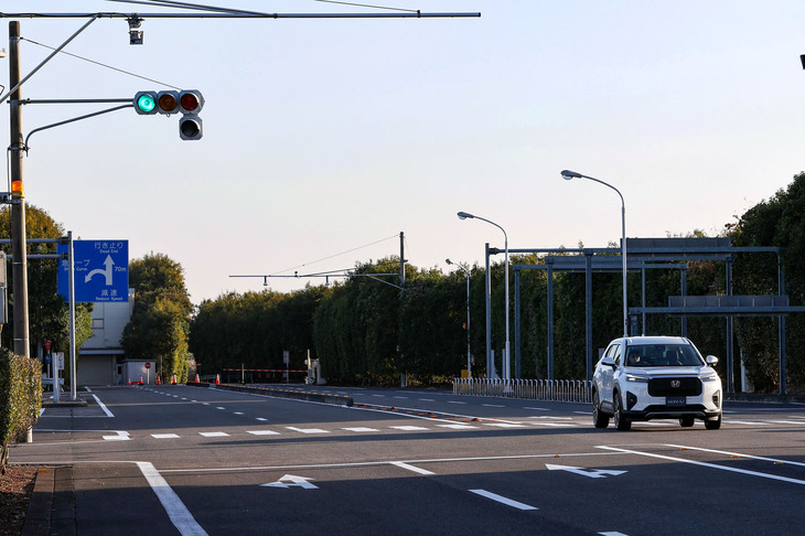 市街地を模したテストコースを行く「WR-V」。アクセル開度や車速に合わせてエンジン回転数を上昇させる「G-Design Shift制御」と、ブレーキ操作に合わせてギア比を制御する「ブレーキ操作ステップダウンシフト制御」が採用されたCVTを搭載する。