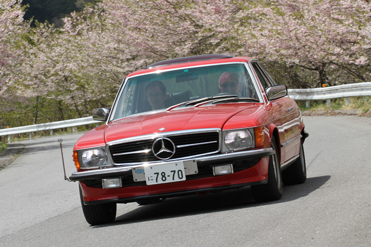 1979年「メルセデス・ベンツ450SLC 5.0」。3代目「SL」（R107）のホイールベースを延長した4座の高級クーペ。