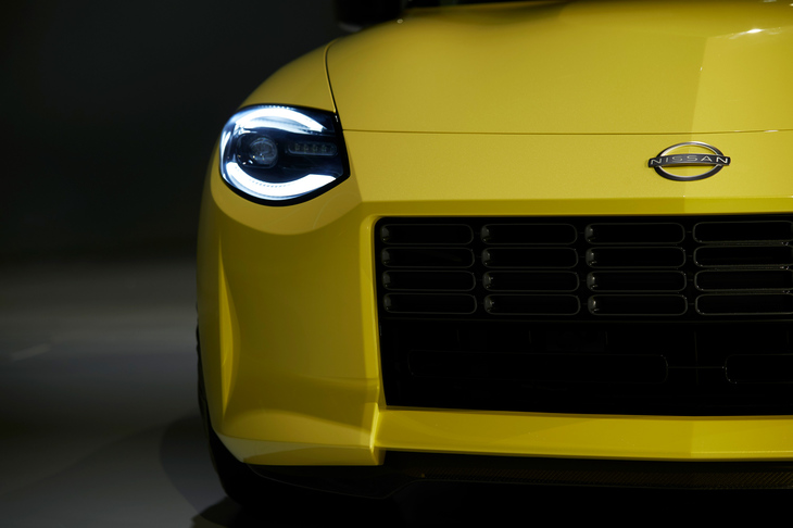 これもS30型をオマージュしたという四角いフロントグリルと、丸く光るLED式のヘッドランプ。