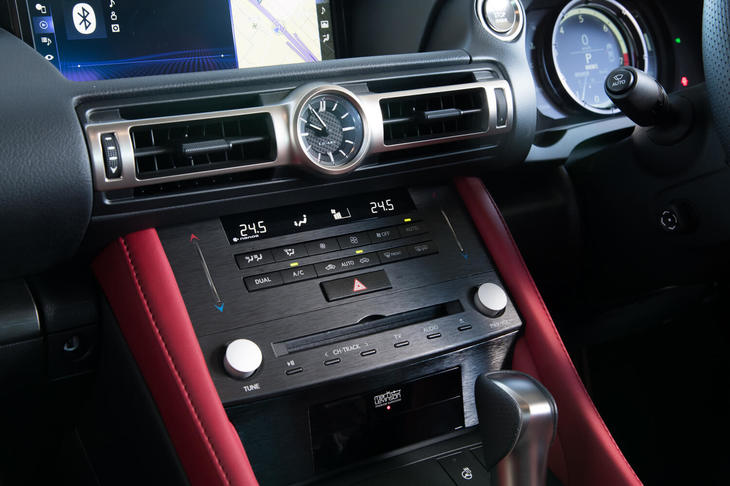 インパネセンターには「LC」と同じアナログクロックがレイアウトされる。GPSによる自動時刻補正機能を備えている。