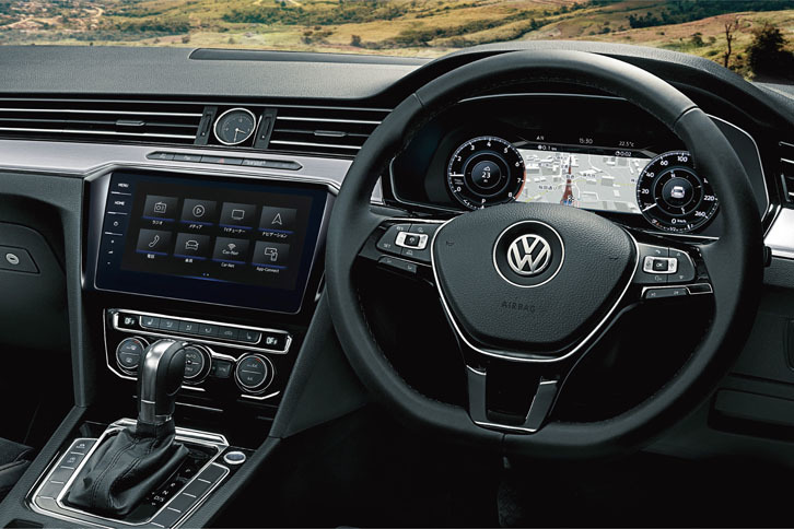 デジタルメータークラスター「アクティブインフォディスプレイ」が標準で装備される。