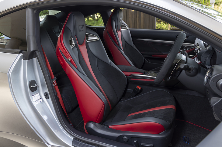 シートはセミアニリン本革とウルトラスエードを組み合わせたぜいたくな仕立て。ヒーターもベンチレーションも備わっている。