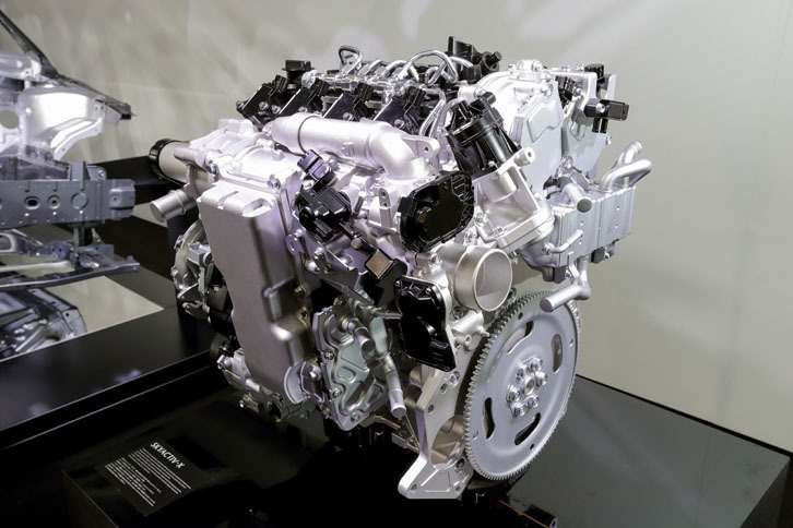 スカイアクティブXにはマツダ独自の圧縮着火、SPCCIが採用されている。