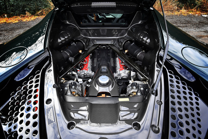 4リッターV8ツインターボに3基のモーターを組み合わせた、システム最高出力1000PSのプラグインハイブリッドユニットが搭載される「SF90ストラダーレ」。エンジンとリアモーターが後輪を、左右独立配置された2基のフロントモーターが前輪を駆動する4WDシステムを採用する。