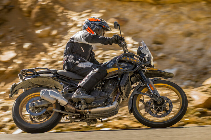 ボディーサイズは全長×全幅×全高＝2245×852×1316mm、ホイールベース＝1510mmと、従来型よりひとまわり拡大しているが、車重は196kgと、むしろ若干軽くなっている。