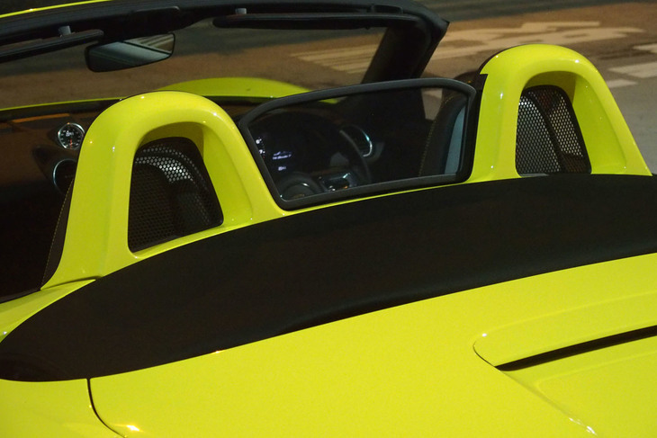 シート後方にウインドディフレクターが装備される。ネットが張られたオーソドックスな手動固定式のアイテムだが、走行中はキャビンへの風の巻き込みを最小限に抑えてくれる。