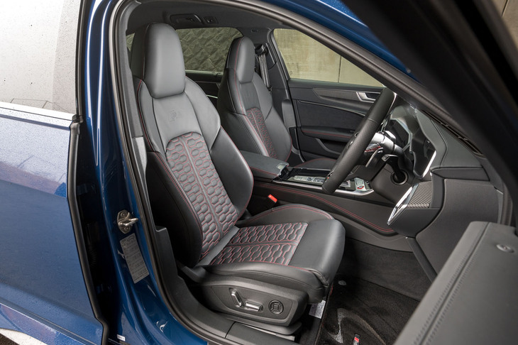 シート表皮はさらりとした触感が特徴のパルコナレザー。バックレストに「RS」ロゴのステッチが入る。