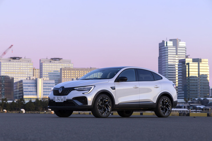 「ルノー・アルカナ」の最新モデルは2024年10月に国内販売がスタート。新たなトリムライン「エスプリアルピーヌ」の導入がトピックだ。