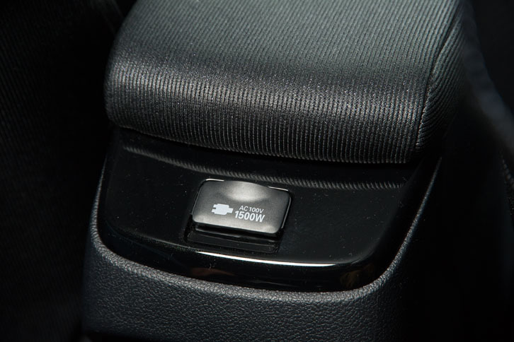 試乗車にはオプションのアクセサリーコンセントが装着されていた。走行用バッテリー、またはハイブリッドシステムを使って発電した電気から、家庭用と同じ100Vで外部給電することができる。コンセントはセンターコンソール後端（写真）のほか、荷室内にも設置される。